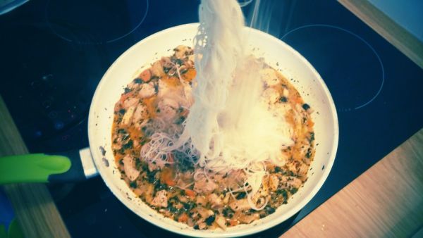 Makaron z ryżu brązowego z warzywami i indykiem