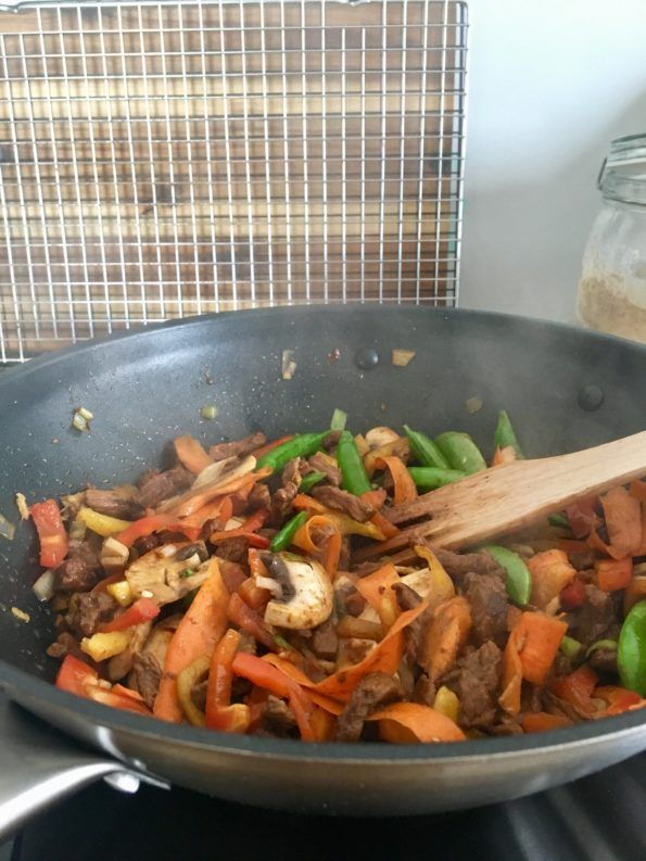 Makaron razowy noodle z wołowiną – danie typu stir fry