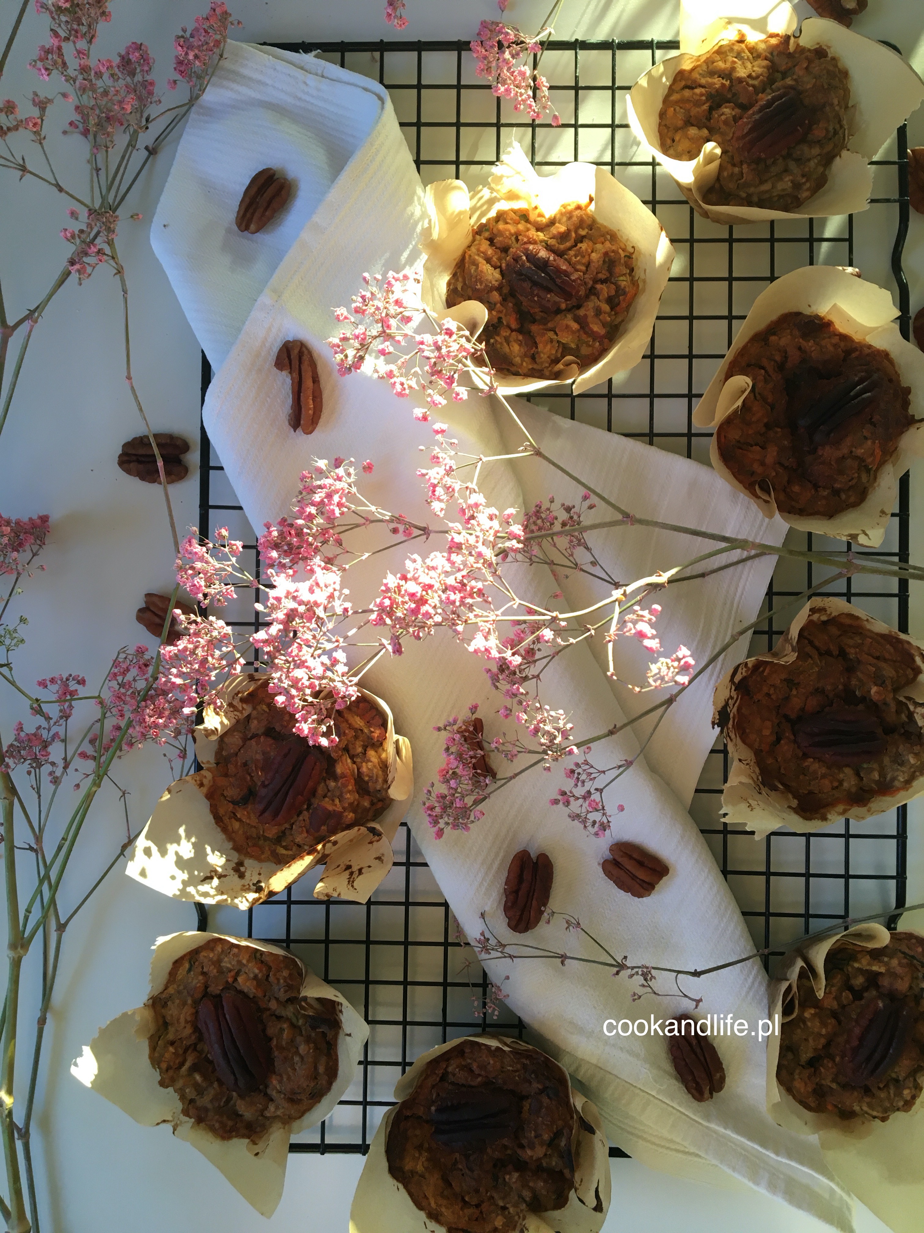 Muffinki wegańskie z cukinią, jabłkiem i orzechami pekan - przepis