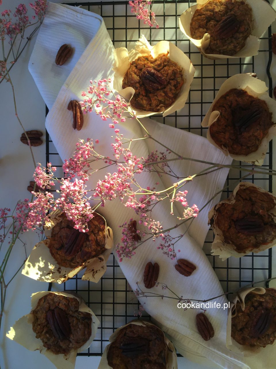 Muffinki wegańskie z cukinią, jabłkiem i orzechami pekan - przepis